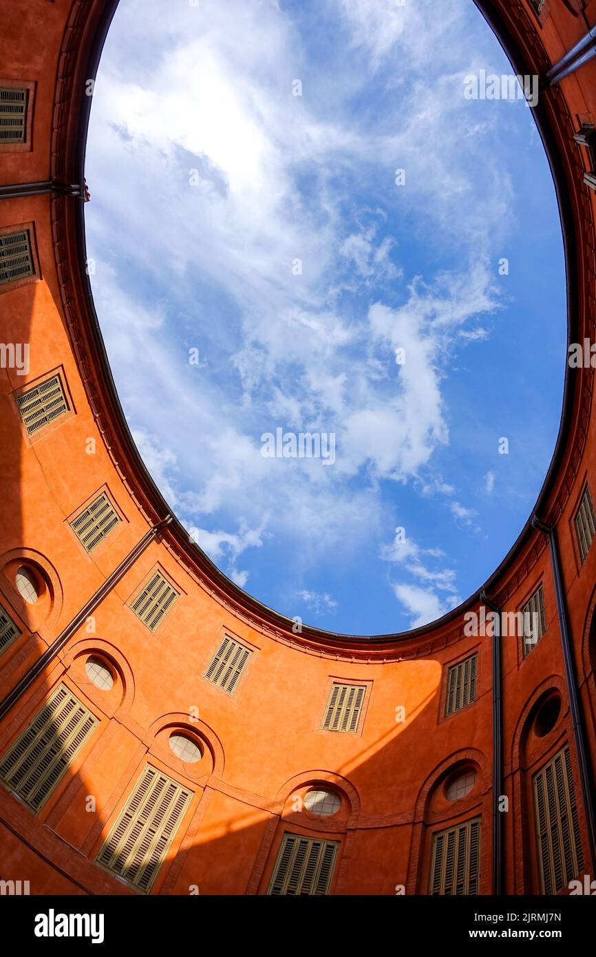Cour de l'ovale orange bâtiment de théâtre communal à Ferrara, Italie avec vue sur le ciel pour un contexte de gestion de l'immobilier commercial Banque D'Images