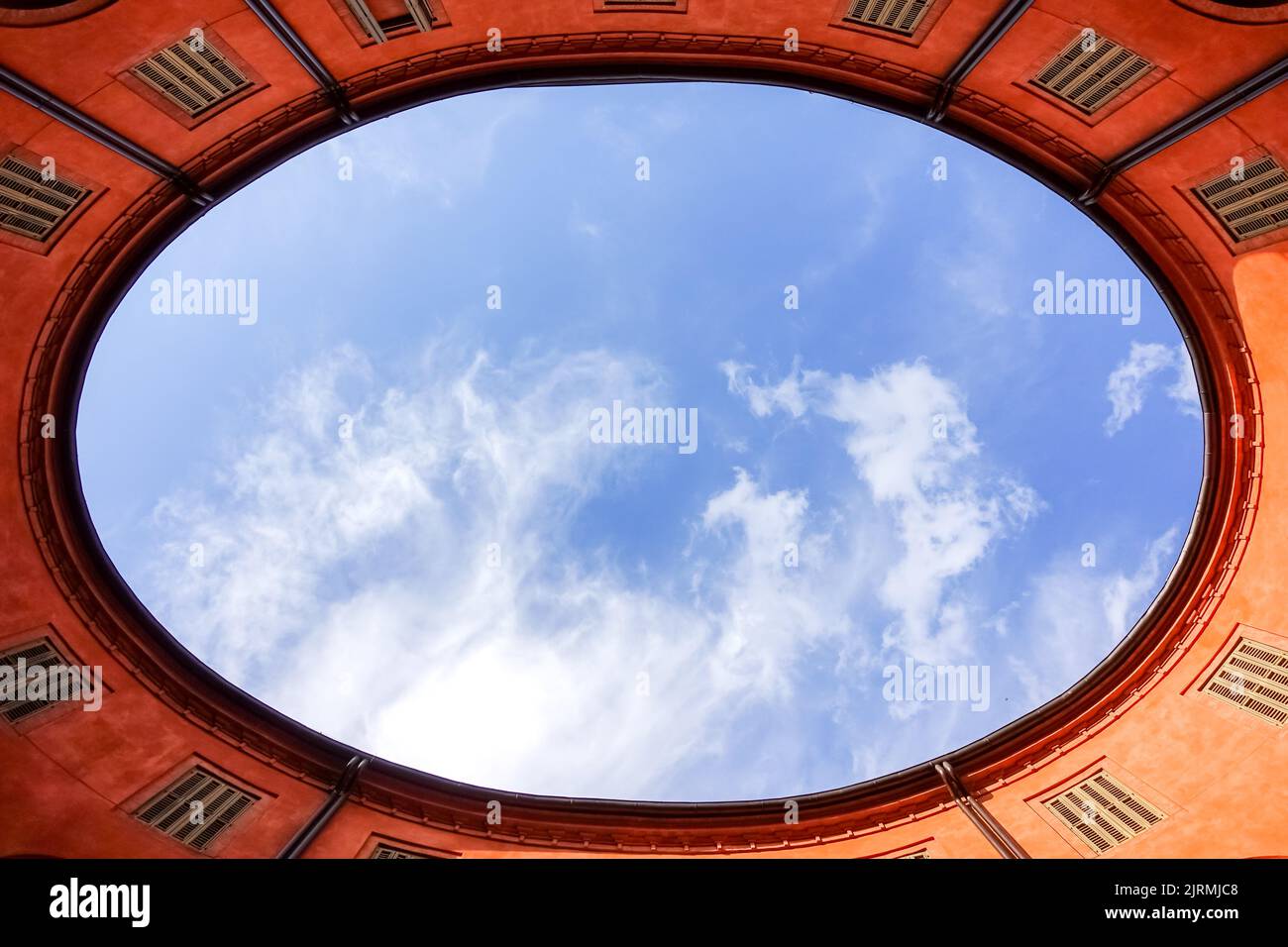 Cour de l'ovale orange bâtiment de théâtre communal à Ferrara, Italie avec vue sur le ciel pour un contexte de gestion de l'immobilier commercial Banque D'Images