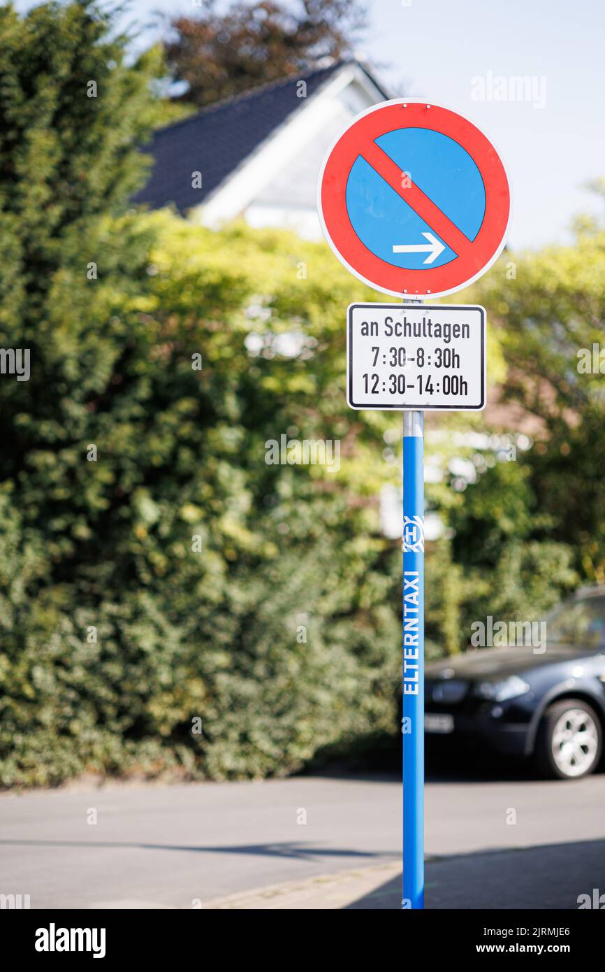 Hanovre, Allemagne. 25th août 2022. Un panneau indiquant qu'il n'y a pas de parking se trouve dans la rue Märkischer Weg, près de l'école élémentaire Tegelweg. Sur le poste est l'inscription 'Elterntaxi'. Il est destiné à indiquer un arrêt de parent qui conduit leurs enfants à l'école en voiture. Au début de la nouvelle année scolaire en Basse-Saxe, la campagne de cette année "les petits pieds - la façon sûre d'aller à l'école: À l'école à pied si possible" est présentée. Credit: Michael Matthey/dpa/Alay Live News Banque D'Images