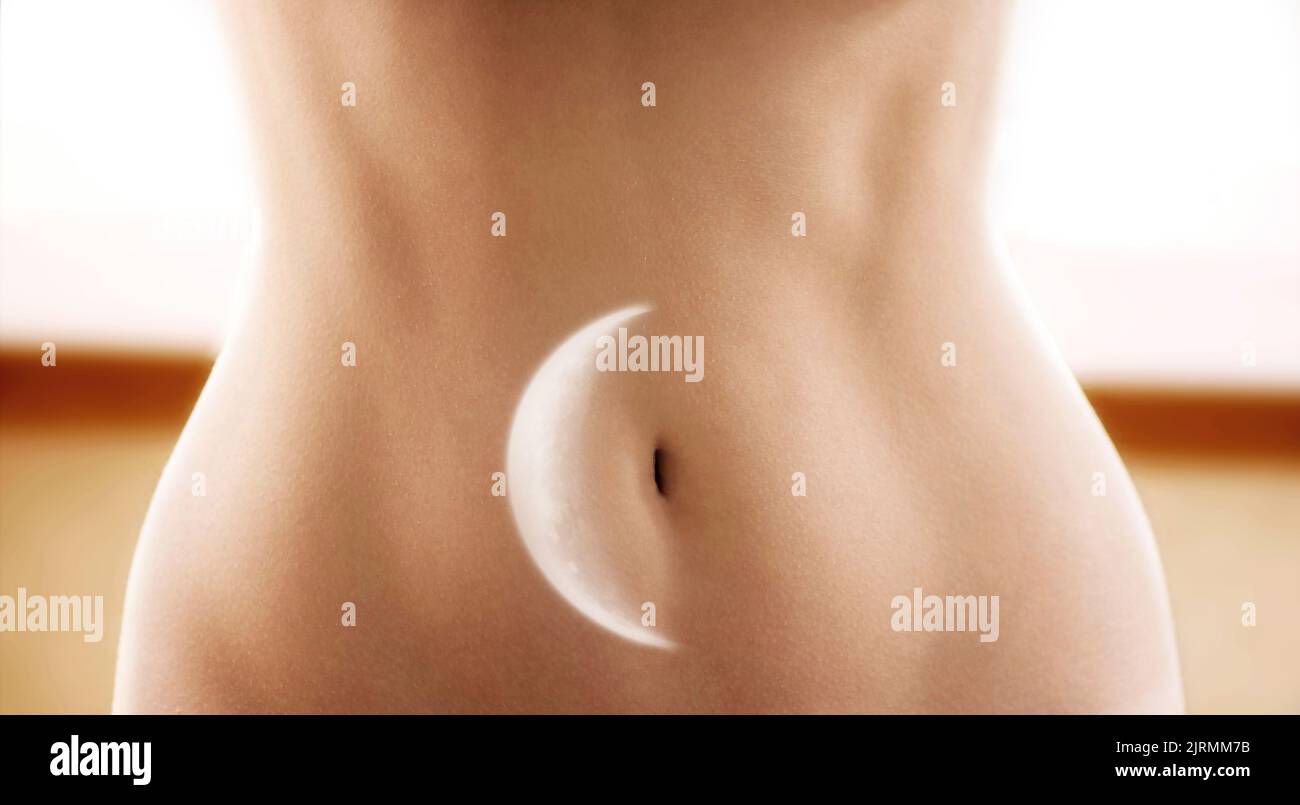 Estomac femelle avec image de lune à exposition multiple.Règles et concept de santé de la femme. Banque D'Images