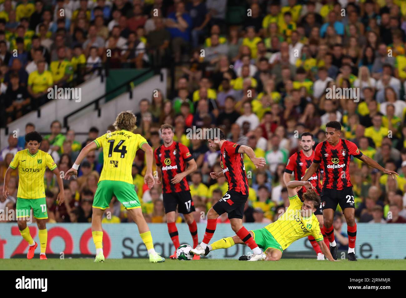 Tony Springett de Norwich City en action avec Ben Pearson de l'AFC Bournemouth - Norwich City v AFC Bournemouth, Carabao Cup, Carrow Road, Norwich, Royaume-Uni - 23rd août 2022 usage éditorial exclusif - restrictions DataCo applicables Banque D'Images