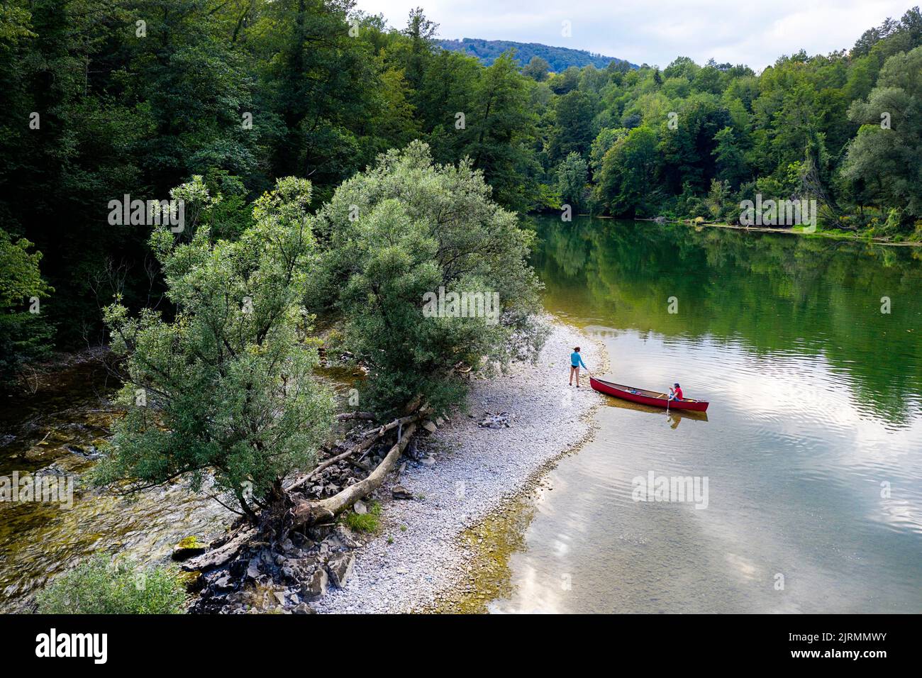 Vue aérienne des touristes dans un canoë pagayer en été sur une belle rivière Kolpa, la frontière entre la Slovénie et la Croatie, Croatie Banque D'Images