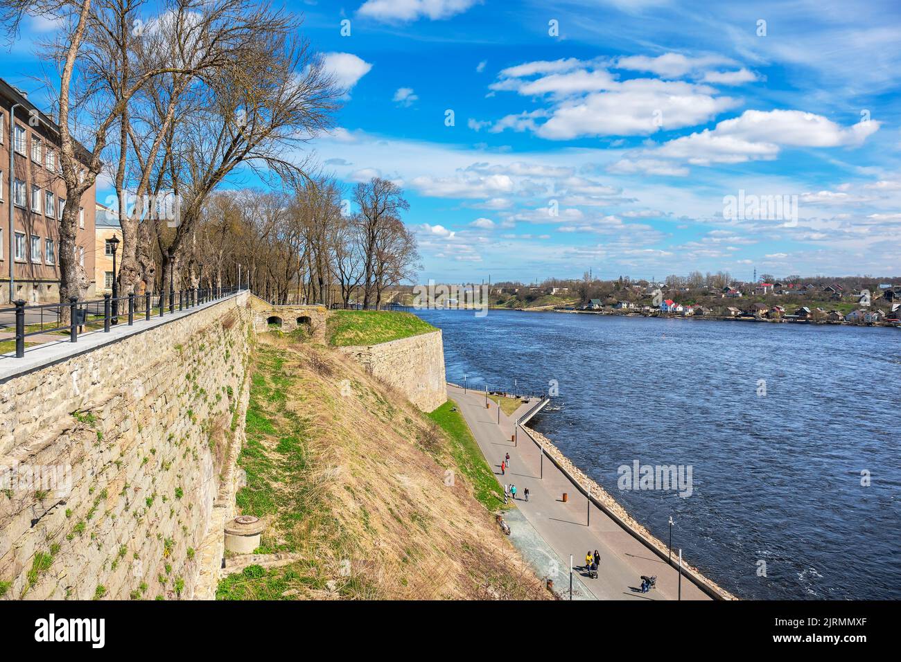 Vue sur la promenade de la ville et la frontière de la rivière Narva. Narva, Estonie, États baltes Banque D'Images