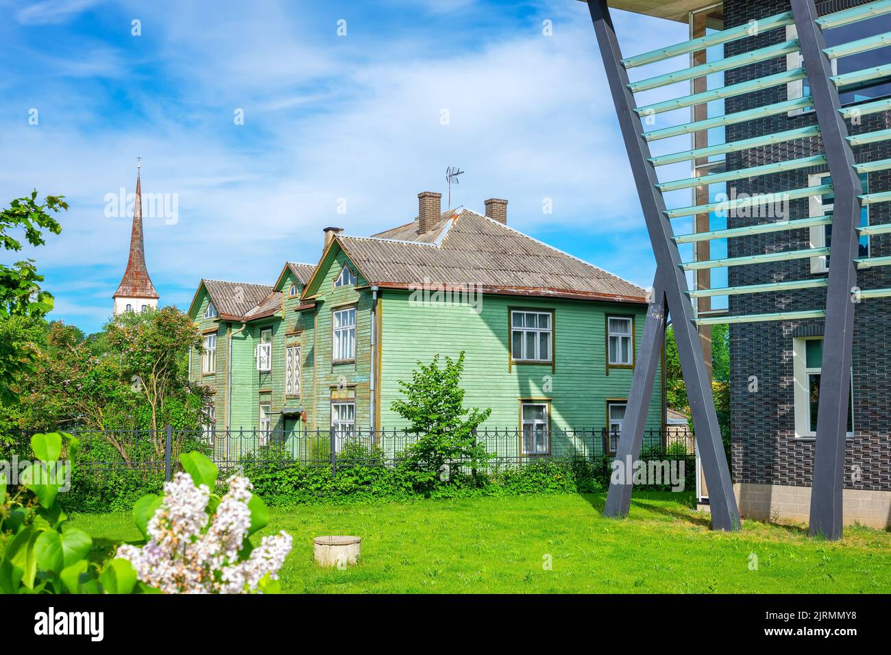 Maisons anciennes et modernes de la ville de Rakvere. Estonie, États baltes Banque D'Images