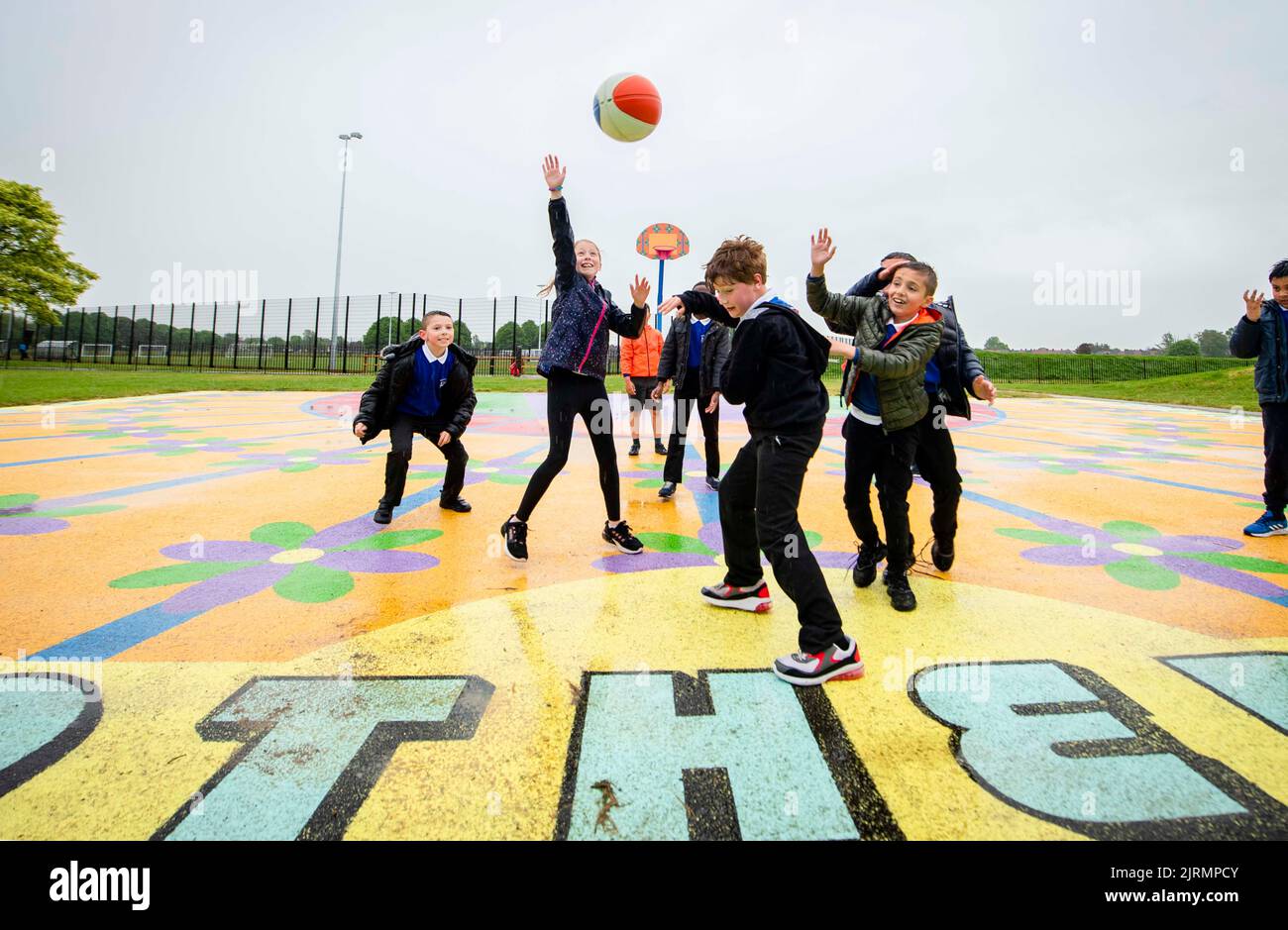 Les enfants jouent au basketball dans un parc en tant que designer