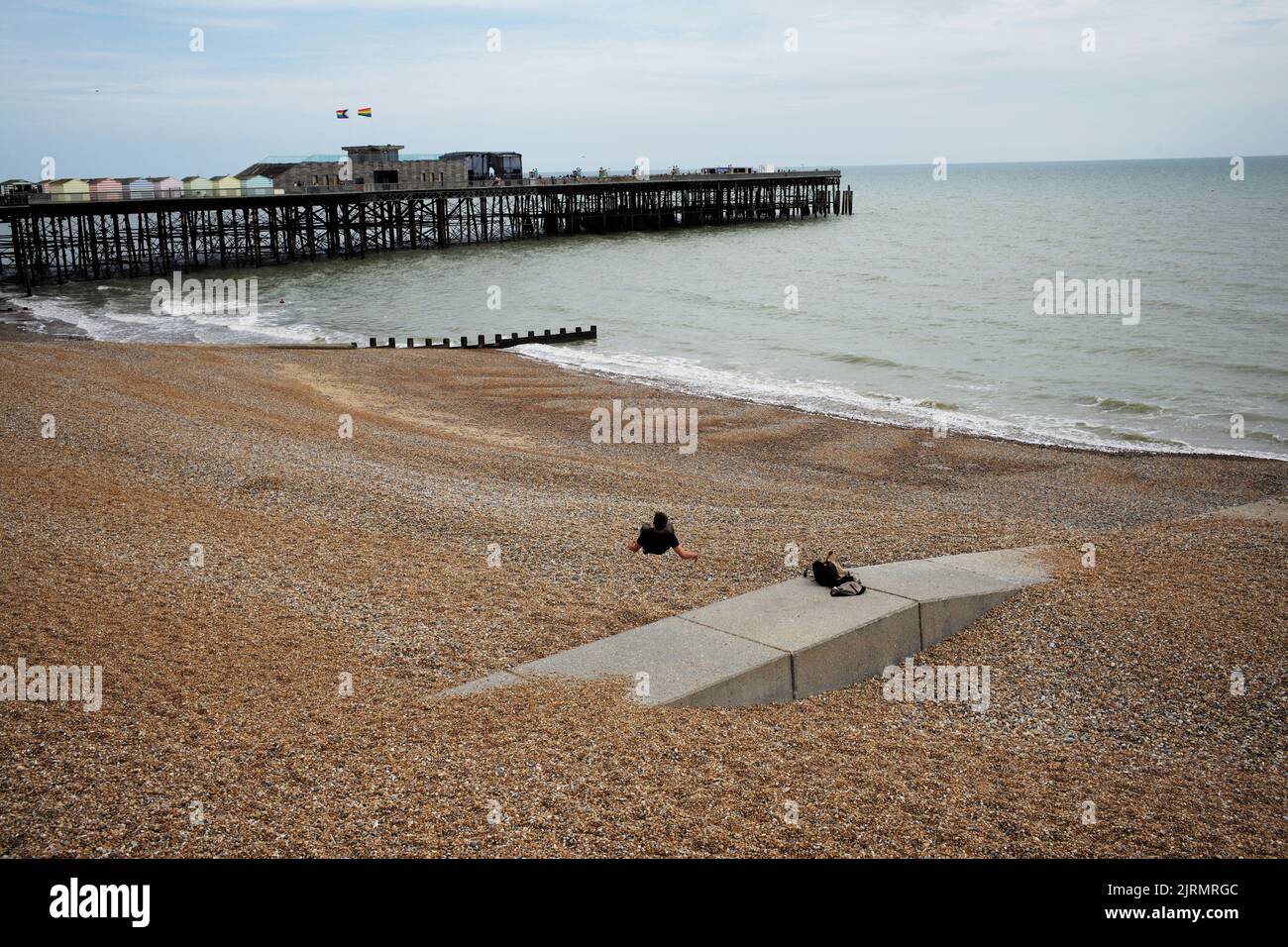 Hastings Pier. En direction de St Leonards, East Sussex. ROYAUME-UNI Banque D'Images