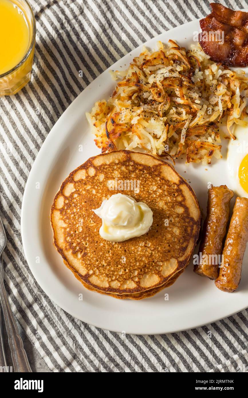 Petit-déjeuner américain à crêpes maison complet brunch avec œufs bacon et Hashbrowns Banque D'Images