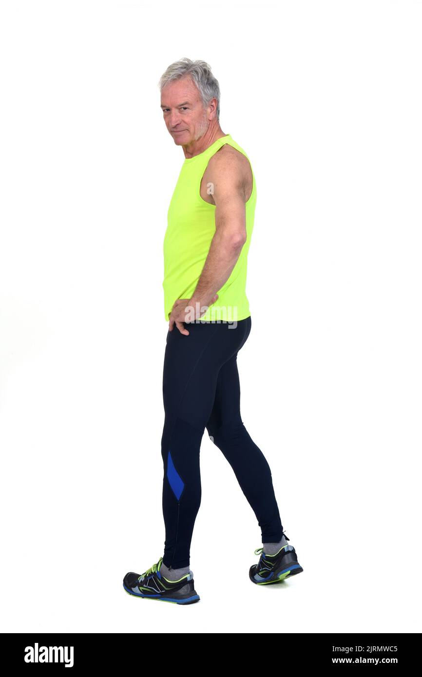 tournant autour d'un homme dans les collants de sportswear et fluorescent jaune sans manches , sur fond blanc Banque D'Images