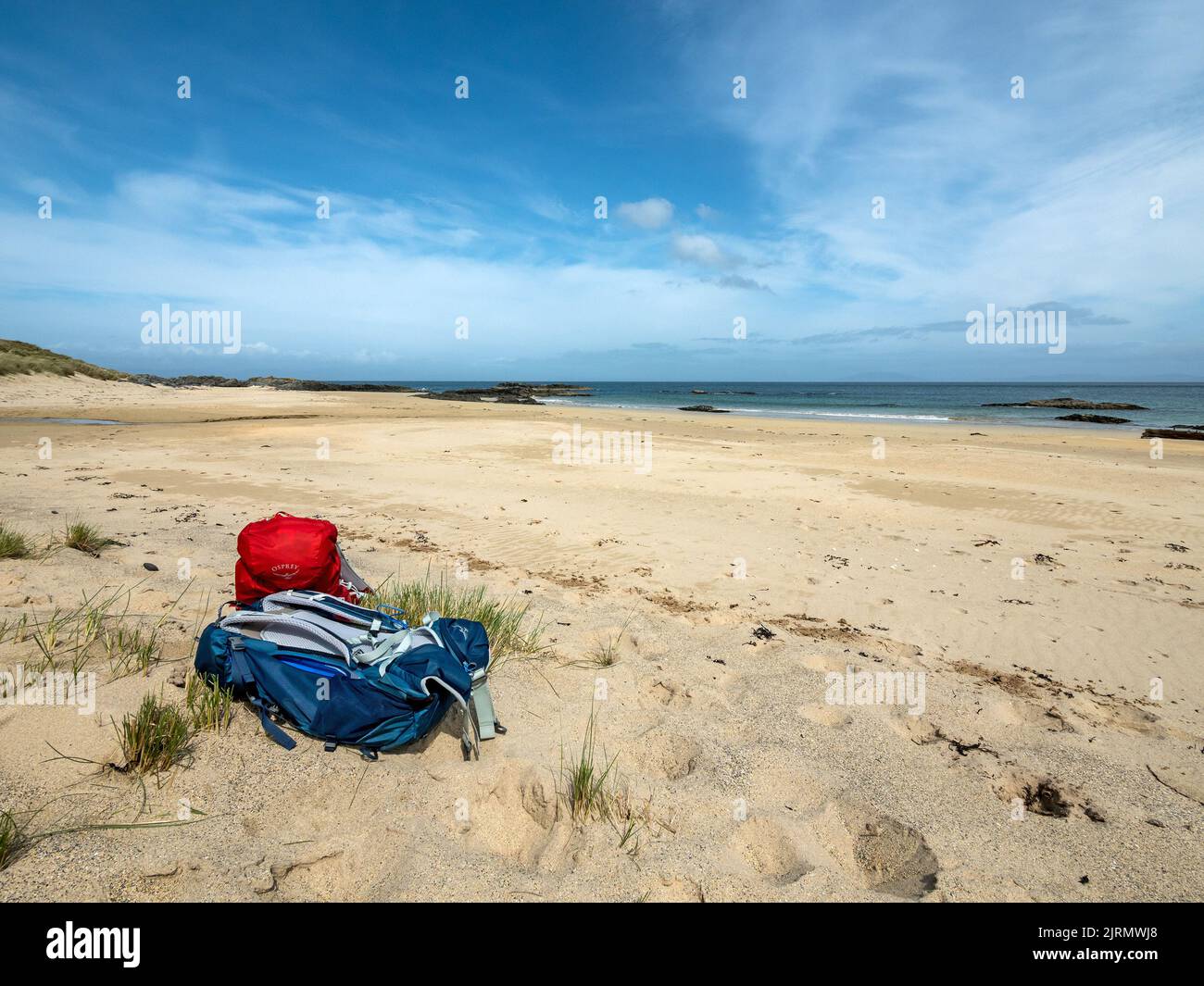 Sacs à dos colorés sur le sable lointain et magnifique de Balnahard Beach sur l'île Hebridean de Colonsay, Écosse, Royaume-Uni Banque D'Images