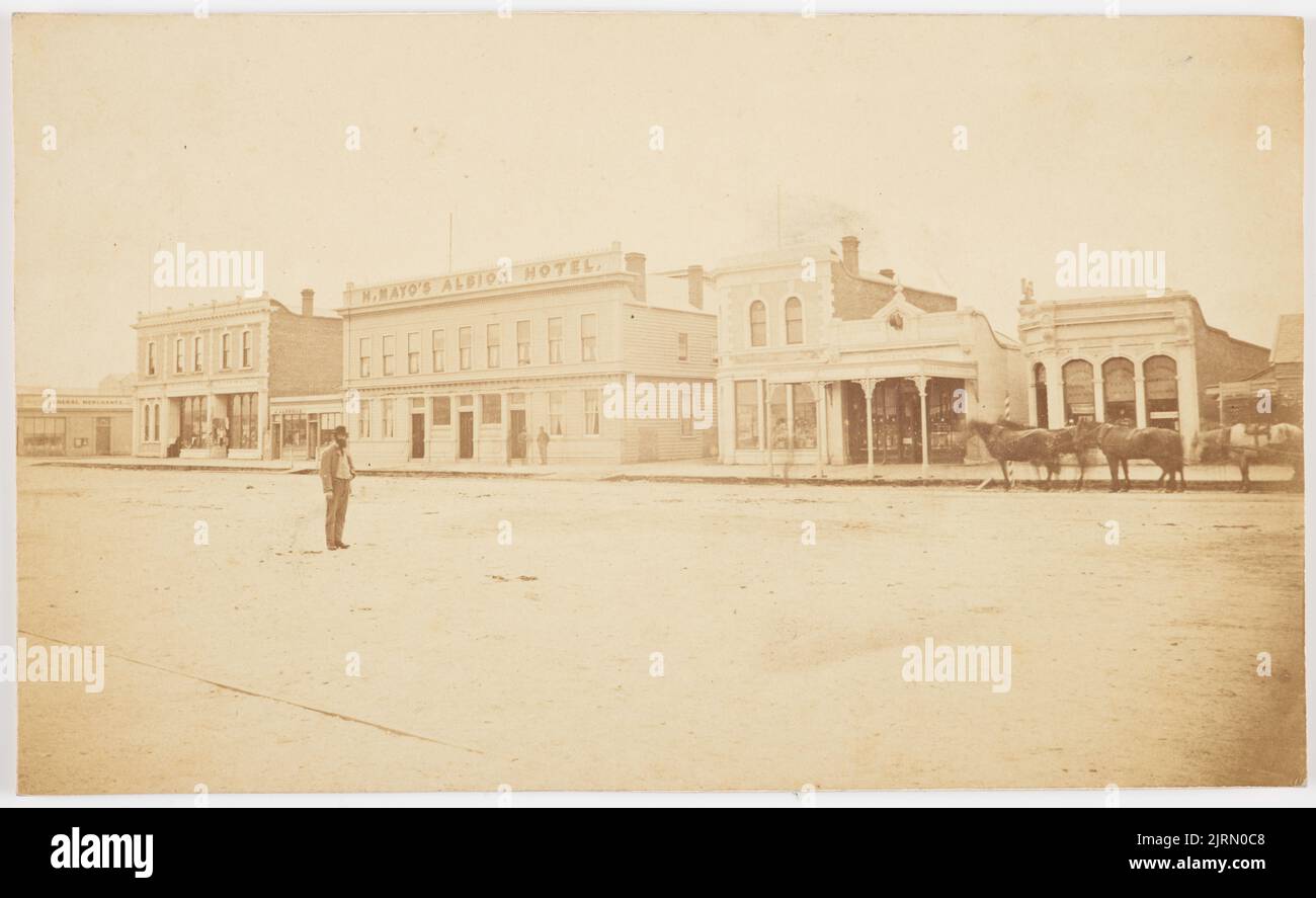 Rue à Invercargill, 1870s-1880s, Invercargill, fabricant inconnu. Banque D'Images