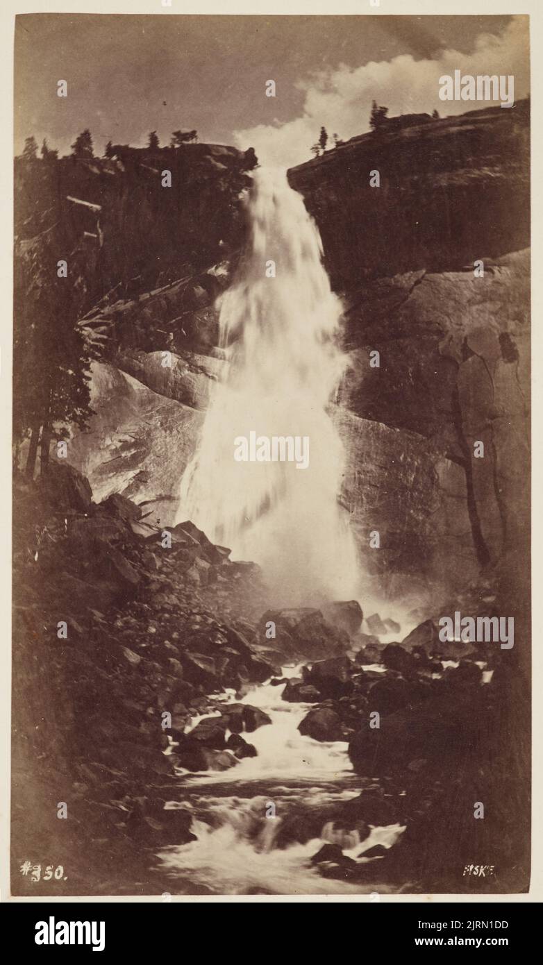 Nevada automne, 700 pieds. Tirée de l'album: Photographies de Yosemite Valley et de grands arbres du comté de Mariposa, Californie, vers 1883, Californie, par George Fiske. Banque D'Images
