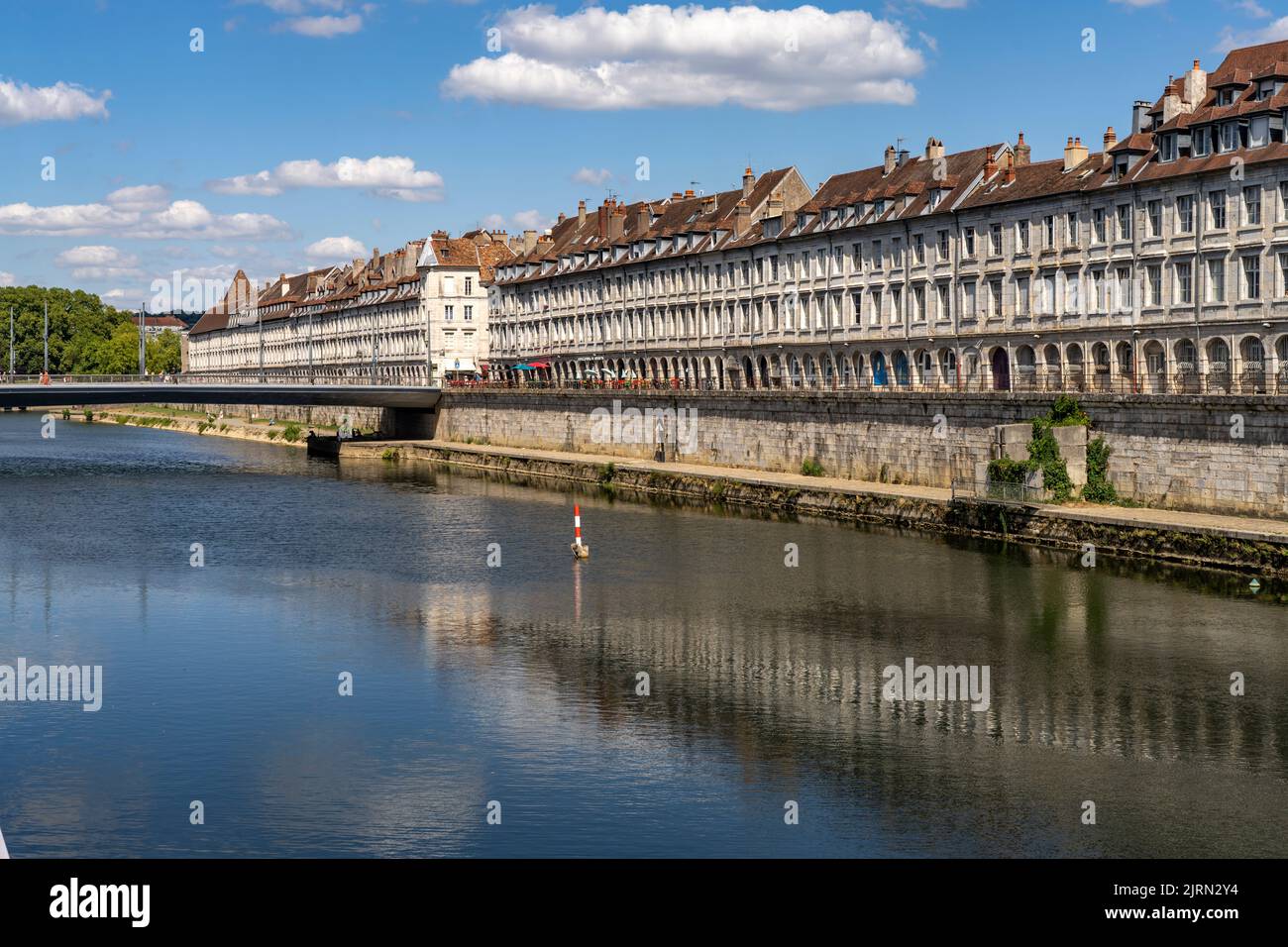 Fluss Doubs und der Quai Vauban à Besançon, Bourgogne-Franche-Comté, Frankreich, Europa | Quai Vauban et Doubs à Besançon, Bourgogne-Franche Banque D'Images