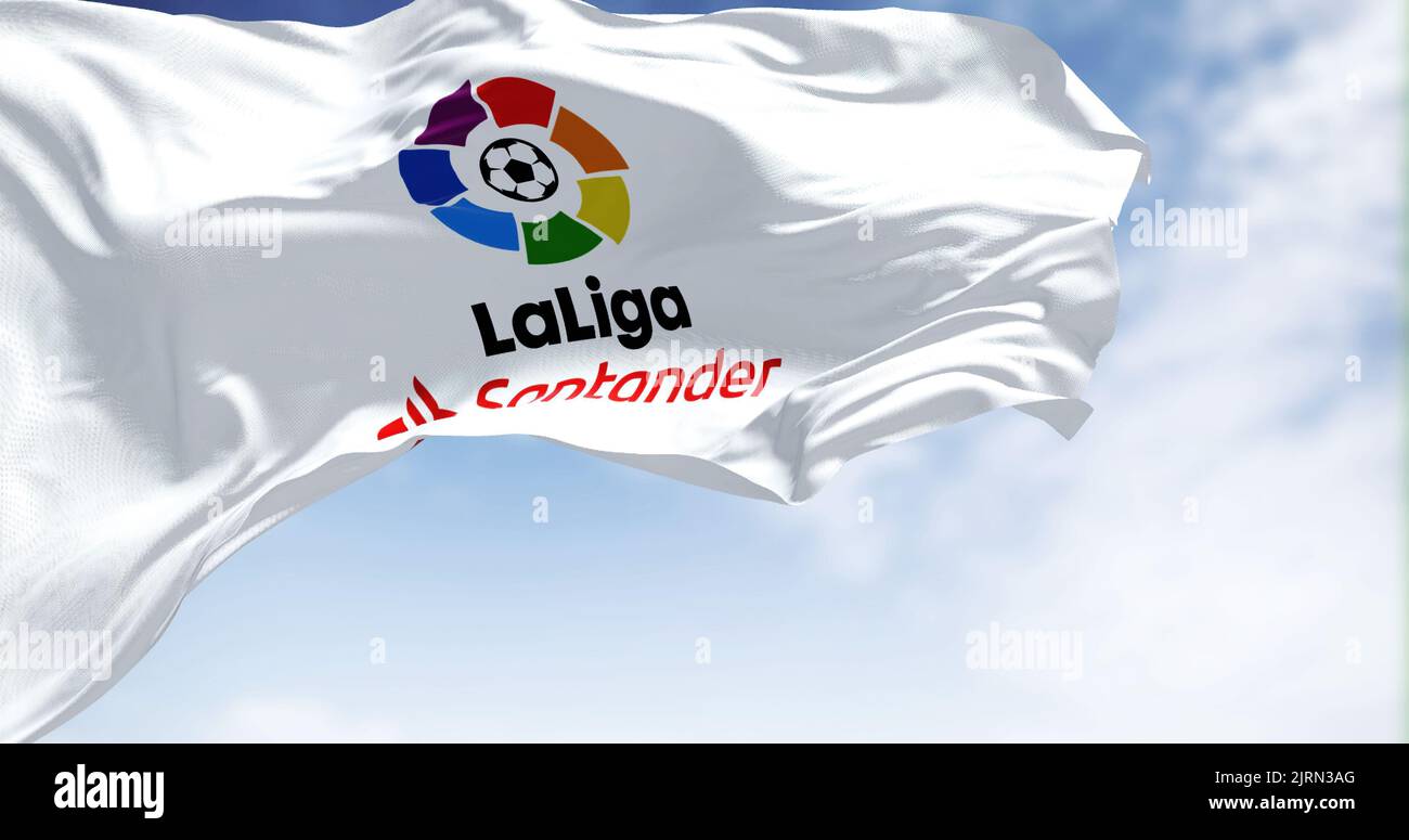 Madrid, SPA, juillet 2022 : gros plan du drapeau de la Liga qui agite dans le vent. La Liga est la division masculine de football professionnel du football espagnol Banque D'Images