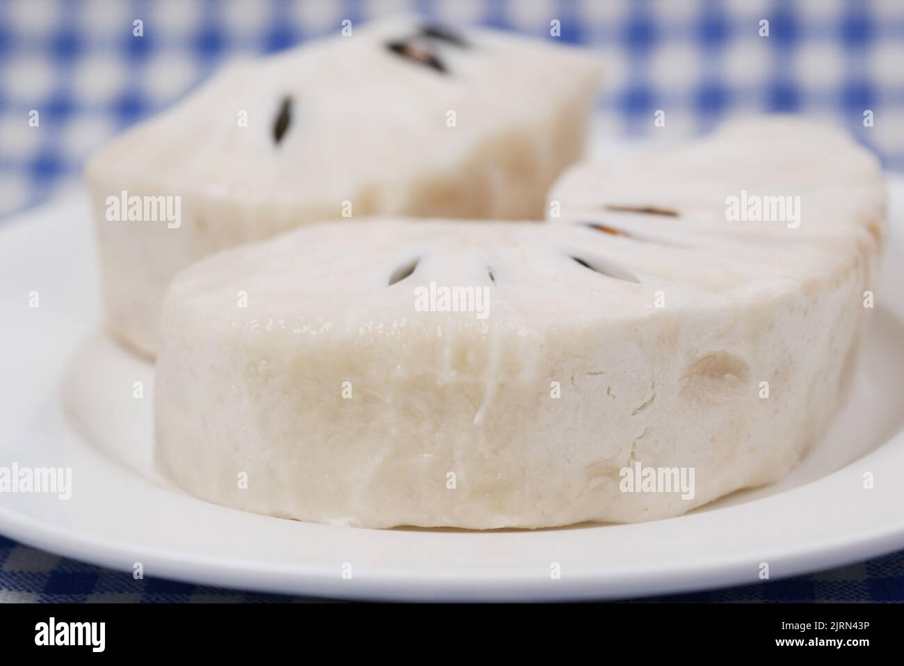 soursop fruit sur une assiette sur table Banque D'Images