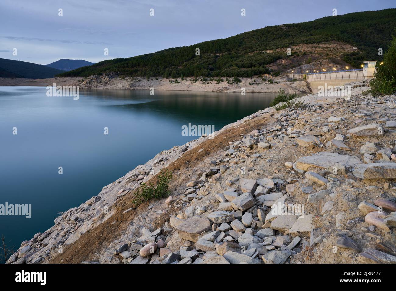 Vue sur le réservoir d'Itoiz à Navarre, très vide en raison de la sécheresse estivale. Photo de haute qualité Banque D'Images