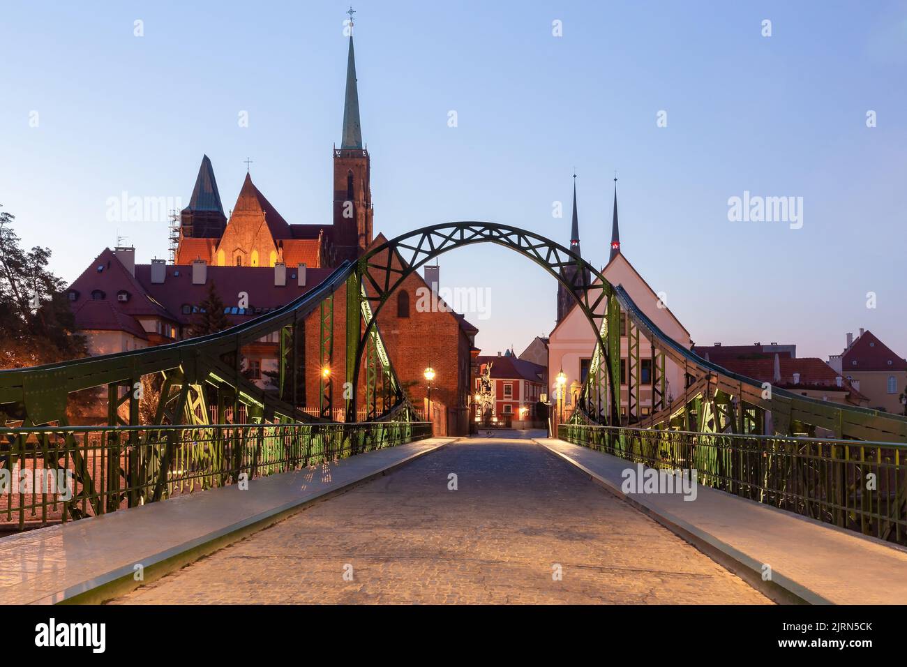 Pont de fer vert à l'île de Tumsky dans l'éclairage de nuit en début de matinée. Wroclaw. Pologne. Banque D'Images