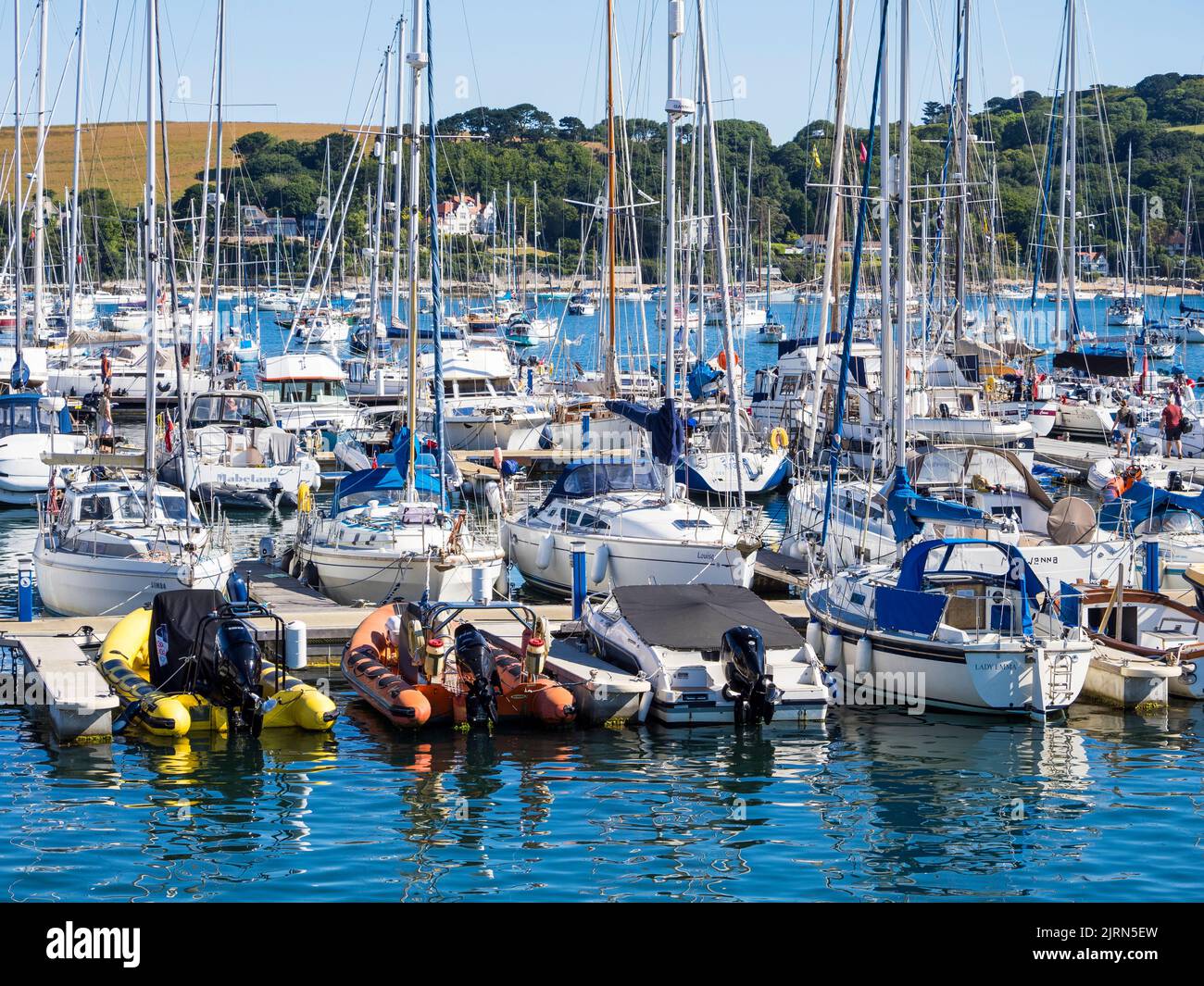 Ribs and Yachts at Falmouth Harbour, Falmouth, Cornouailles, Angleterre, Royaume-Uni. Banque D'Images