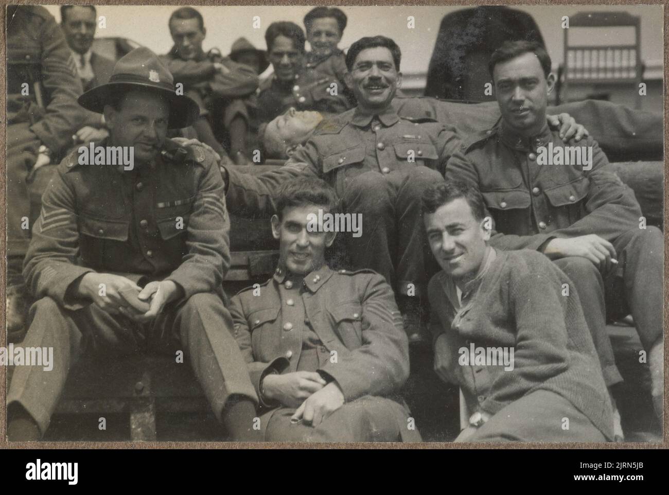 Sans titre [soldats néo-zélandais assis à bord d'un navire]. Depuis : l'album photo de la première Guerre mondiale, 1919, par Herbert Green. Banque D'Images