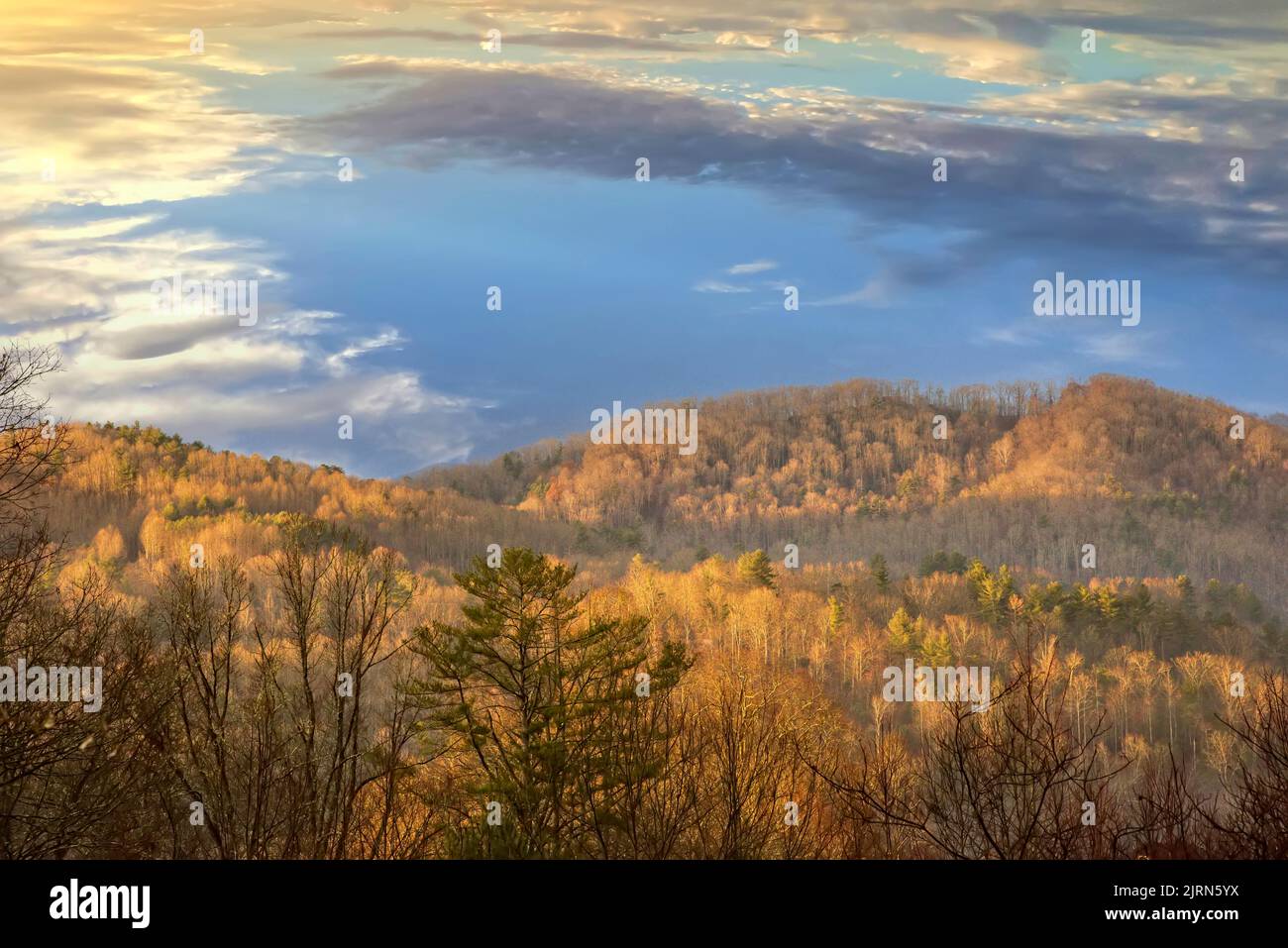 Couleurs dorées chaudes sur les Blue Ridge Mountains à la fin de la journée. Banque D'Images