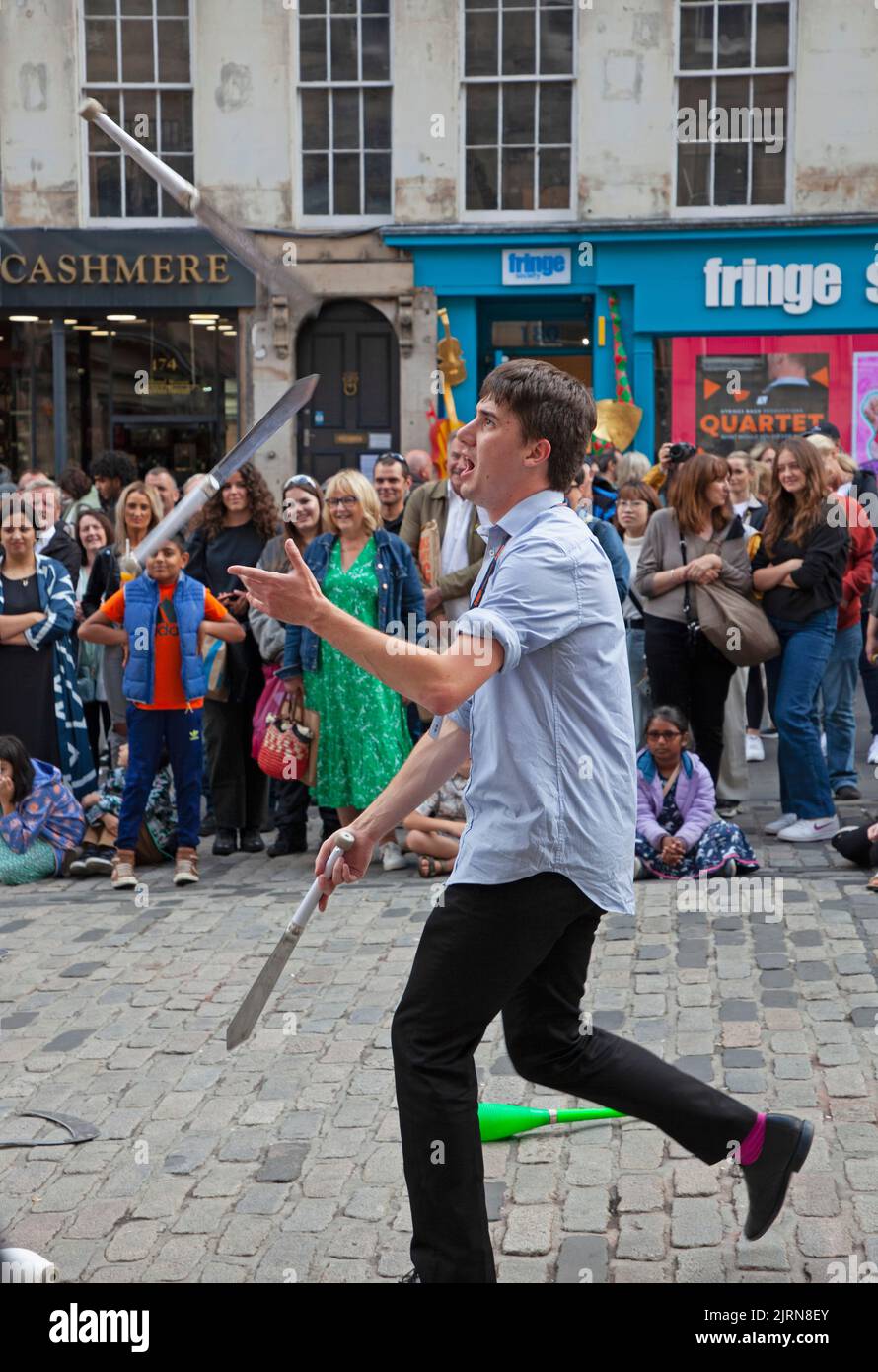 Centre-ville d'Edimbourg, Ecosse, Royaume-Uni. 25th août 2022. Nuageux mais doux 19 degrés centigrades pour les plus petites foules dans le Royal Mile pour les artistes de rue. Sur la photo, Jongling Gent divertit la foule dans High Street. Credit: ArchWhite/alamy Live news. Banque D'Images