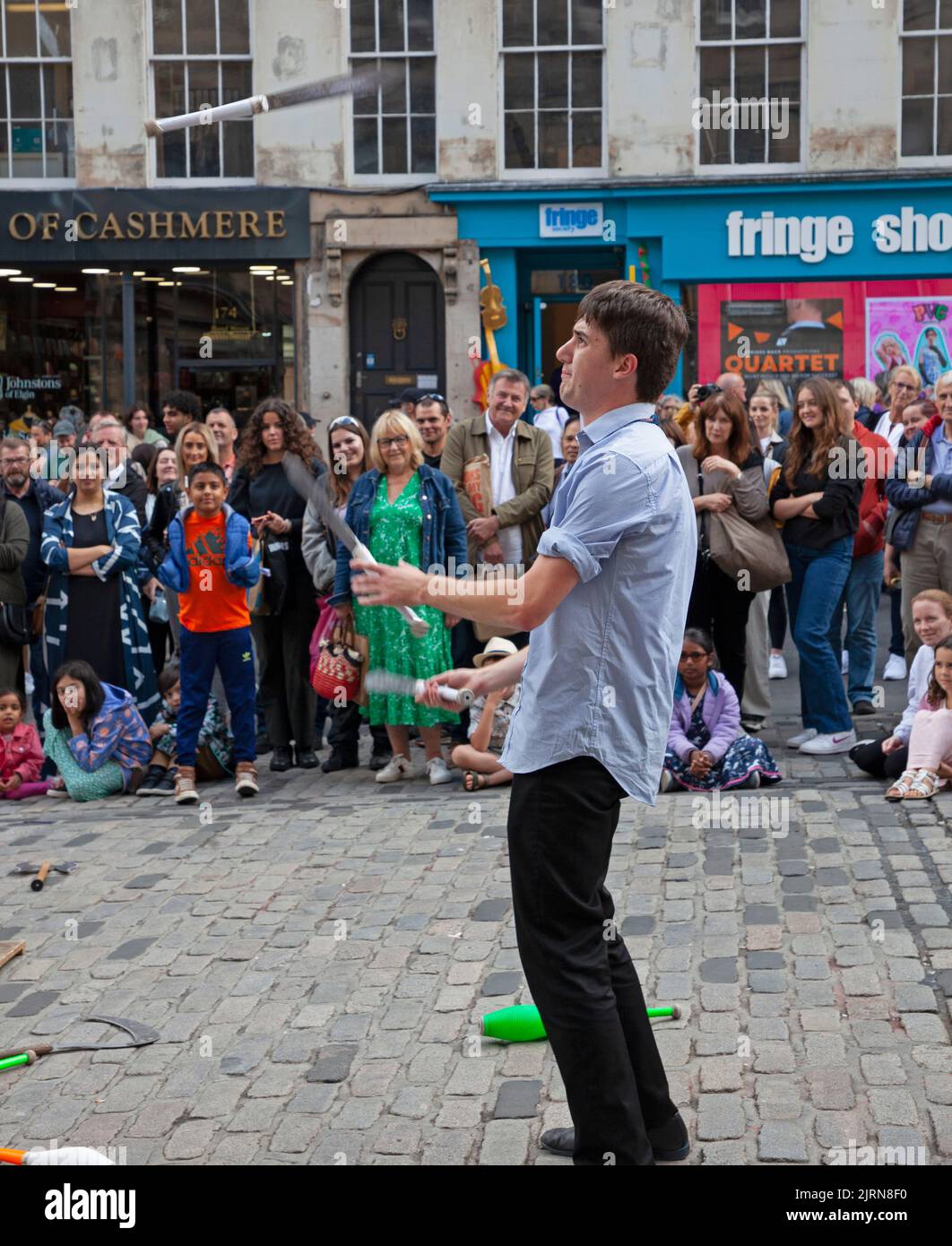 Centre-ville d'Edimbourg, Ecosse, Royaume-Uni. 25th août 2022. Nuageux mais doux 19 degrés centigrades pour les plus petites foules dans le Royal Mile pour les artistes de rue. Sur la photo, Jongling Gent divertit la foule dans High Street. Credit: ArchWhite/alamy Live news. Banque D'Images