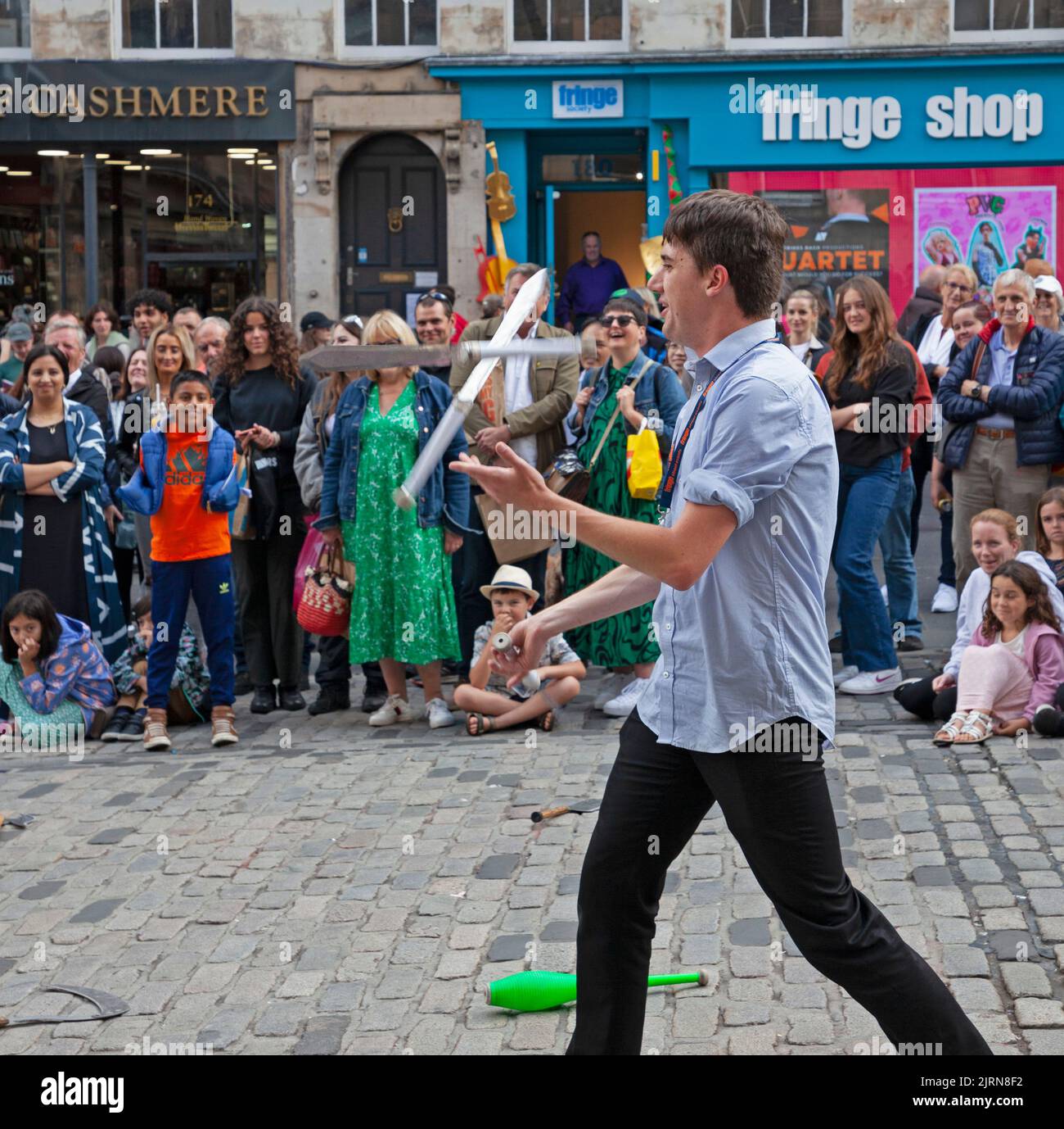Centre-ville d'Edimbourg, Ecosse, Royaume-Uni. 25th août 2022. Nuageux mais doux 19 degrés centigrades pour les plus petites foules dans le Royal Mile pour les artistes de rue. Sur la photo, Jongling Gent divertit la foule dans High Street. Credit: ArchWhite/alamy Live news. Banque D'Images