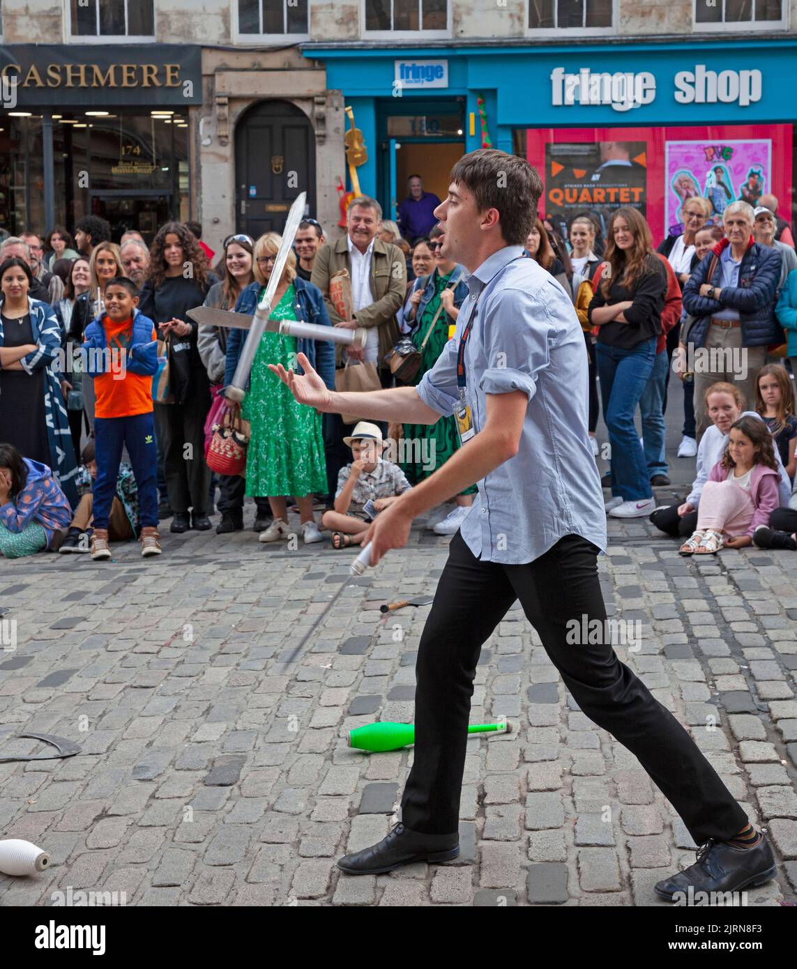 Centre-ville d'Edimbourg, Ecosse, Royaume-Uni. 25th août 2022. Nuageux mais doux 19 degrés centigrades pour les plus petites foules dans le Royal Mile pour les artistes de rue. Sur la photo, Jongling Gent divertit la foule dans High Street. Credit: ArchWhite/alamy Live news. Banque D'Images