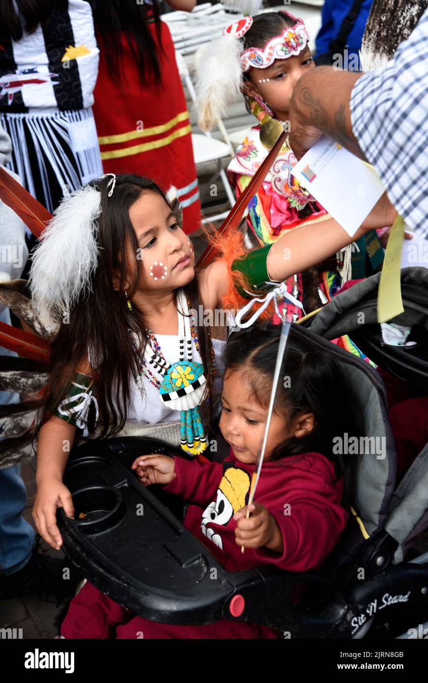 Les enfants autochtones américains se préparent à participer au concours de vêtements autochtones américains au marché indien annuel de Santa Fe, au Nouveau-Mexique. Banque D'Images
