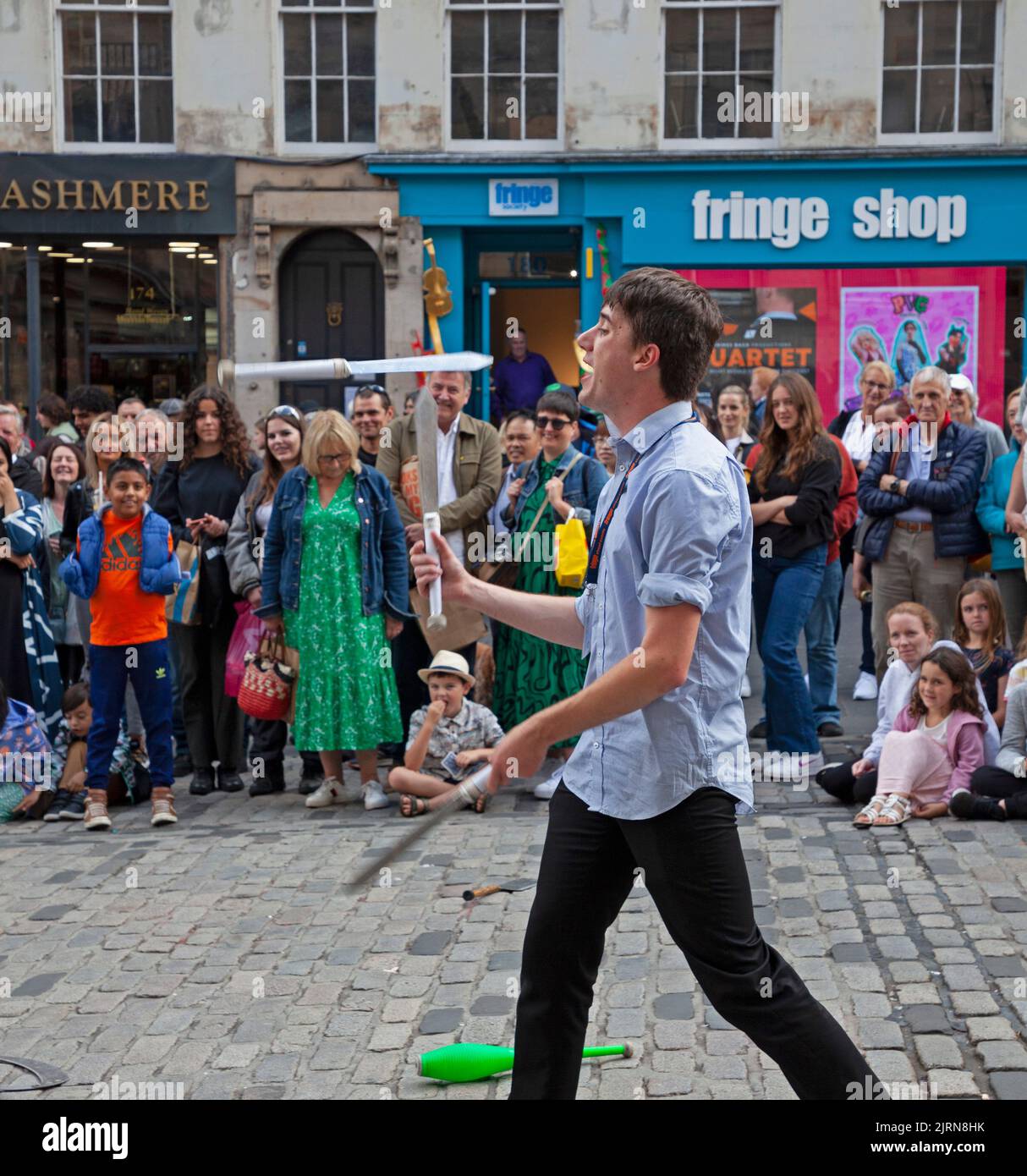 Centre-ville d'Edimbourg, Ecosse, Royaume-Uni. 25th août 2022. Nuageux mais doux 19 degrés centigrades pour les plus petites foules dans le Royal Mile pour les artistes de rue. Sur la photo, Jongling Gent divertit la foule dans High Street. Credit: ArchWhite/alamy Live news. Banque D'Images