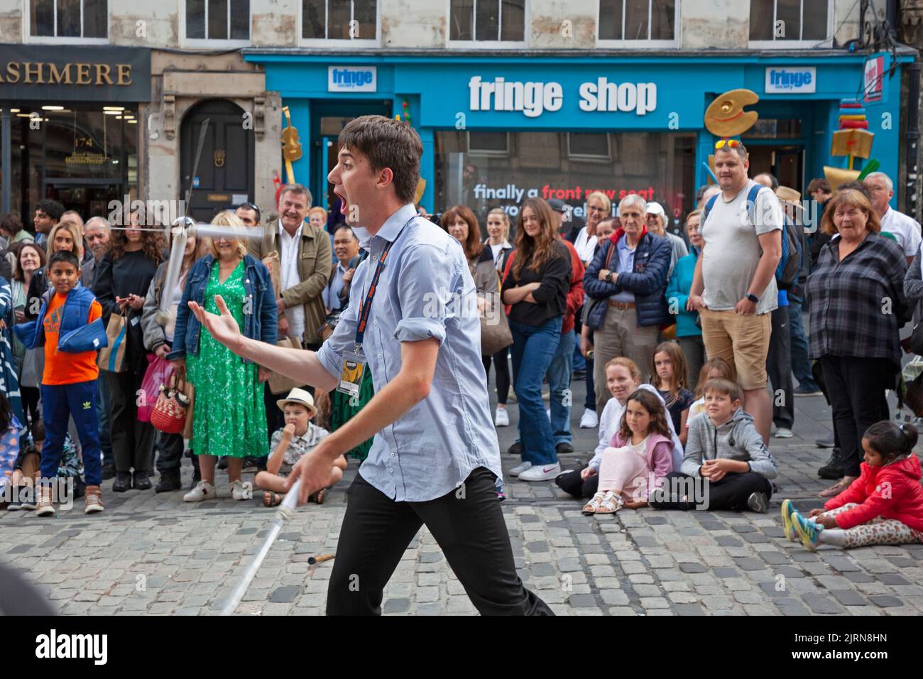 Centre-ville d'Edimbourg, Ecosse, Royaume-Uni. 25th août 2022. Nuageux mais doux 19 degrés centigrades pour les plus petites foules dans le Royal Mile pour les artistes de rue. Sur la photo, Jongling Gent divertit la foule dans High Street. Credit: ArchWhite/alamy Live news. Banque D'Images