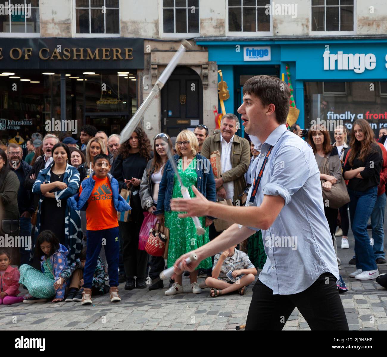 Centre-ville d'Edimbourg, Ecosse, Royaume-Uni. 25th août 2022. Nuageux mais doux 19 degrés centigrades pour les plus petites foules dans le Royal Mile pour les artistes de rue. Sur la photo, Jongling Gent divertit la foule dans High Street. Credit: ArchWhite/alamy Live news. Banque D'Images