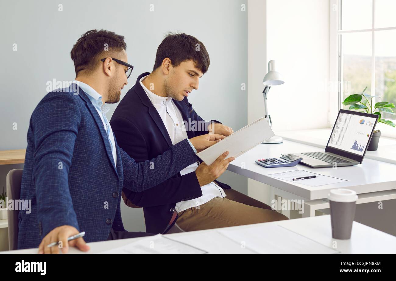 Hommes au travail au bureau Banque de photographies et d’images à haute ...