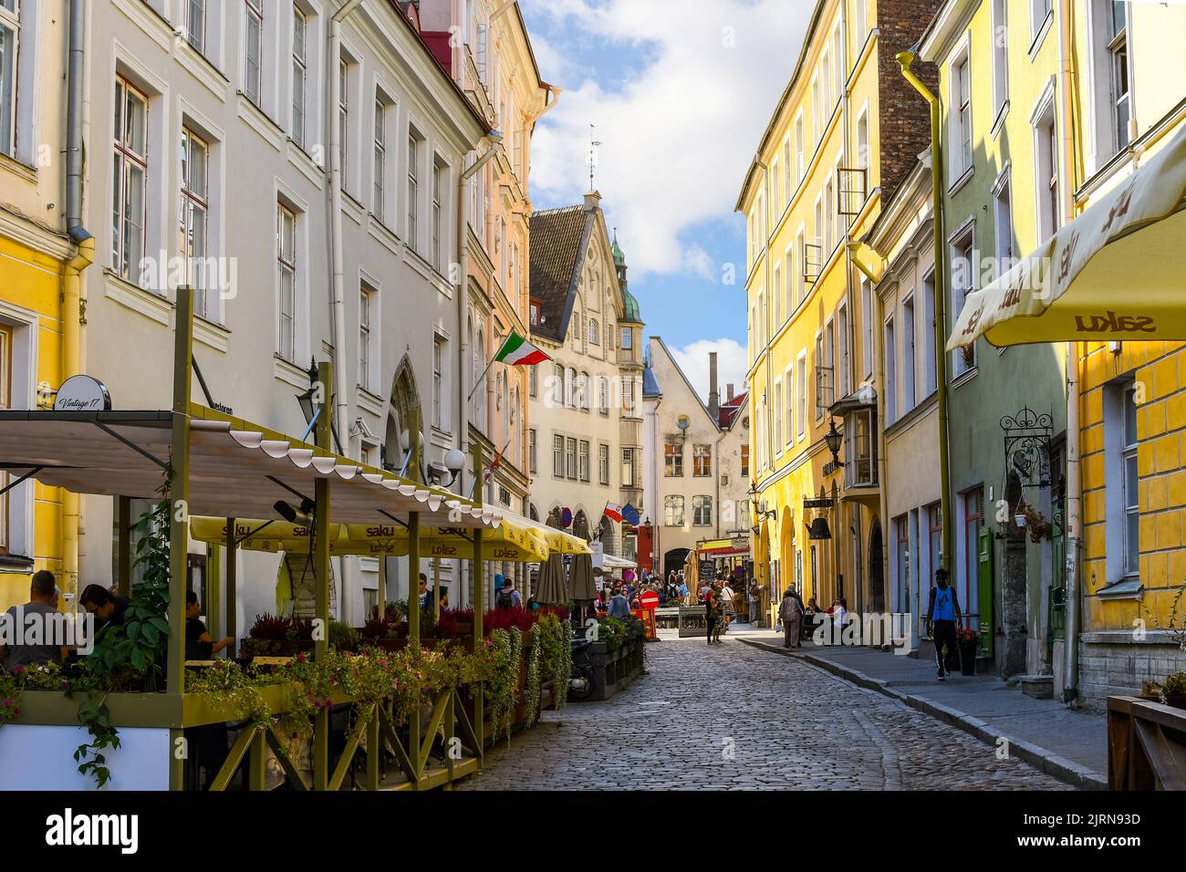 Une rue pavée pittoresque de cafés et de boutiques près de la maison de l'évêque dans la vieille ville médiévale de Tallinn, dans la région Baltique du Nord Banque D'Images