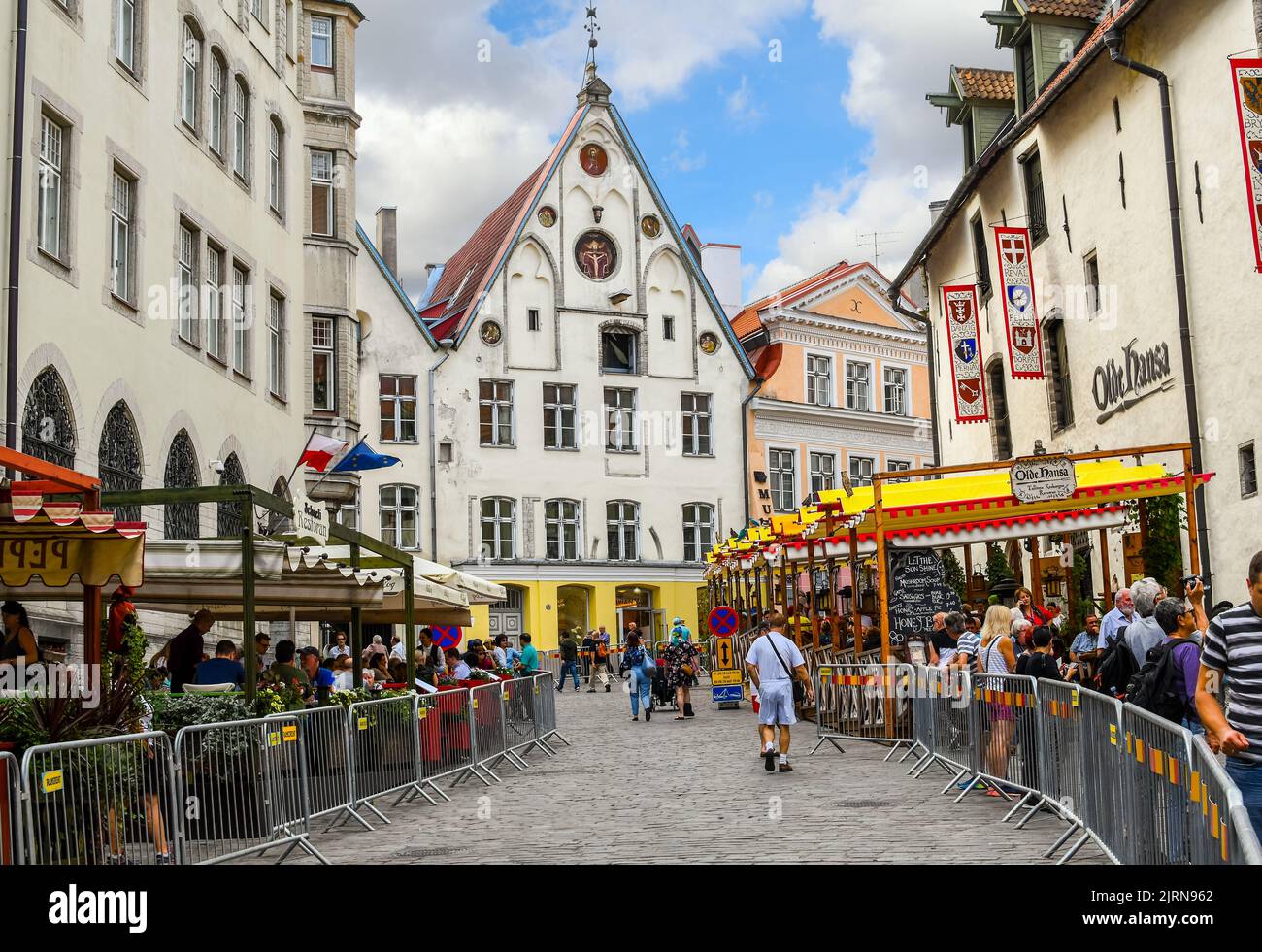 Une rue pavée pittoresque de cafés et de boutiques près de la maison de l'évêque dans la vieille ville médiévale de Tallinn, dans la région Baltique du Nord Banque D'Images