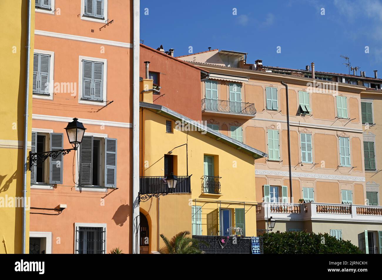 Vieux bâtiments colorés à Menton France Banque D'Images