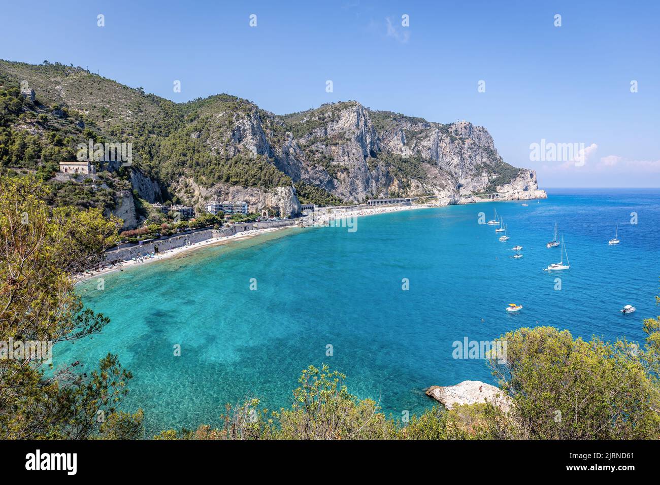 Riviera Ligurienne : vue spectaculaire de Baia Dei Saraceni et de la plage de Malpasso à Varigotti, en Italie. Banque D'Images