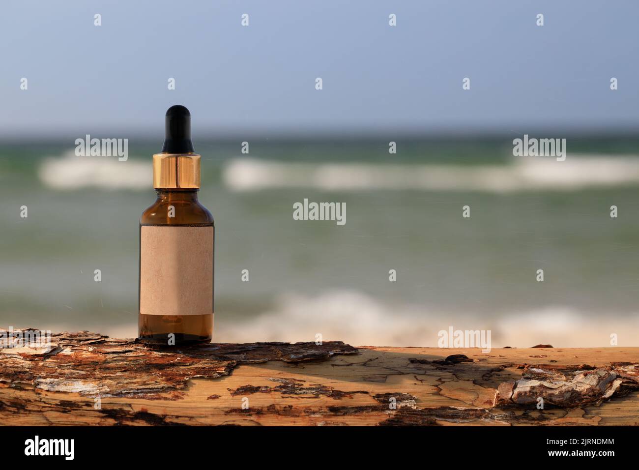 Bouteille cosmétique sur une plage floue. Lumière d'été, atmosphère positive. Maquette d'un produit cosmétique. Espace libre. Banque D'Images