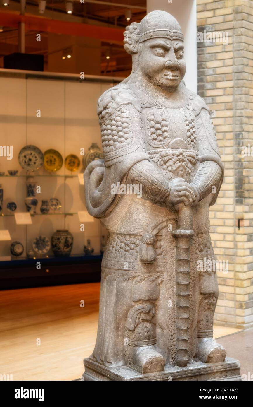 Sculpture en pierre d'un responsable militaire chinois des dynasties Qing ou Ming tardif. Article vu au Musée royal de l'Ontario Banque D'Images