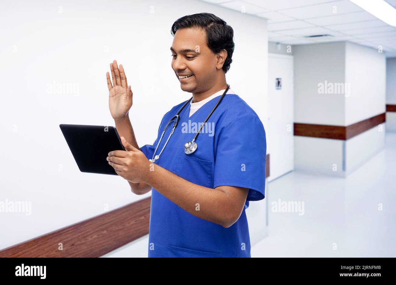 un médecin ou une infirmière de sexe masculin a un appel vidéo sur un pc tablette Banque D'Images