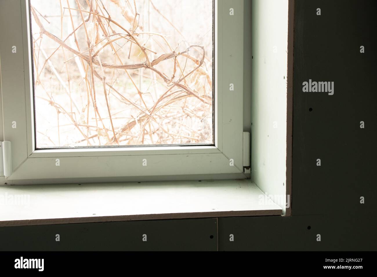 capteur d'ouverture de fenêtre accroché à la fenêtre, système d'alarme  maison, protection maison, alarme maison Photo Stock - Alamy