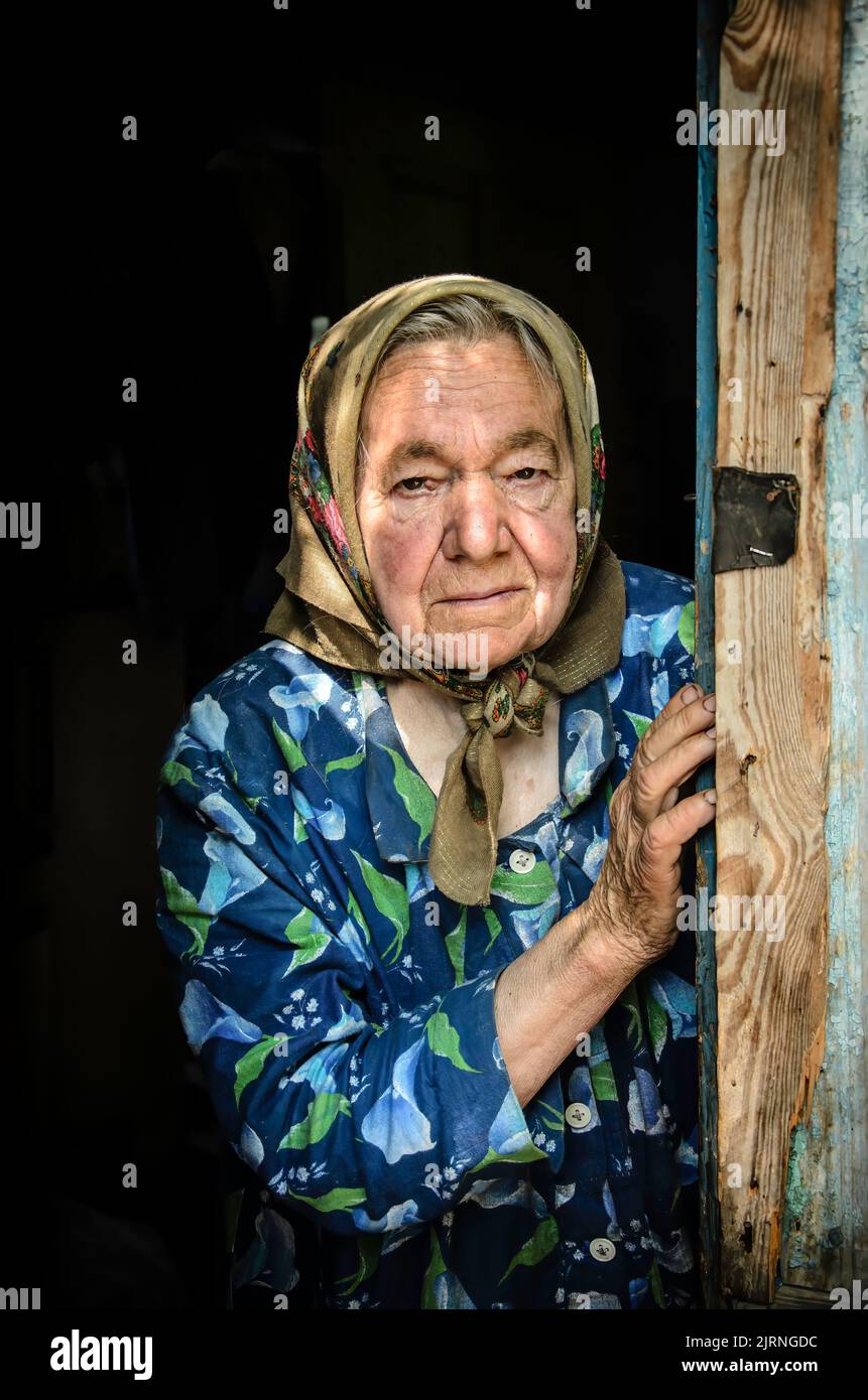 La vieille femme auto-colonisatrice de Tchernobyl vit encore dans sa propre maison dans la zone d'exclusion de Tchernobyl, à quelques kilomètres/miles de la ville de Prypiat, en Ukraine Banque D'Images
