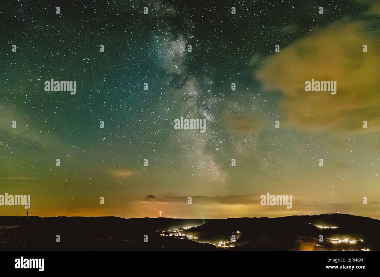 La photo de l'espace profond de la voie lactée avec l'espace coloré et l'étoile la nuit près de Fulda, Allemagne Banque D'Images