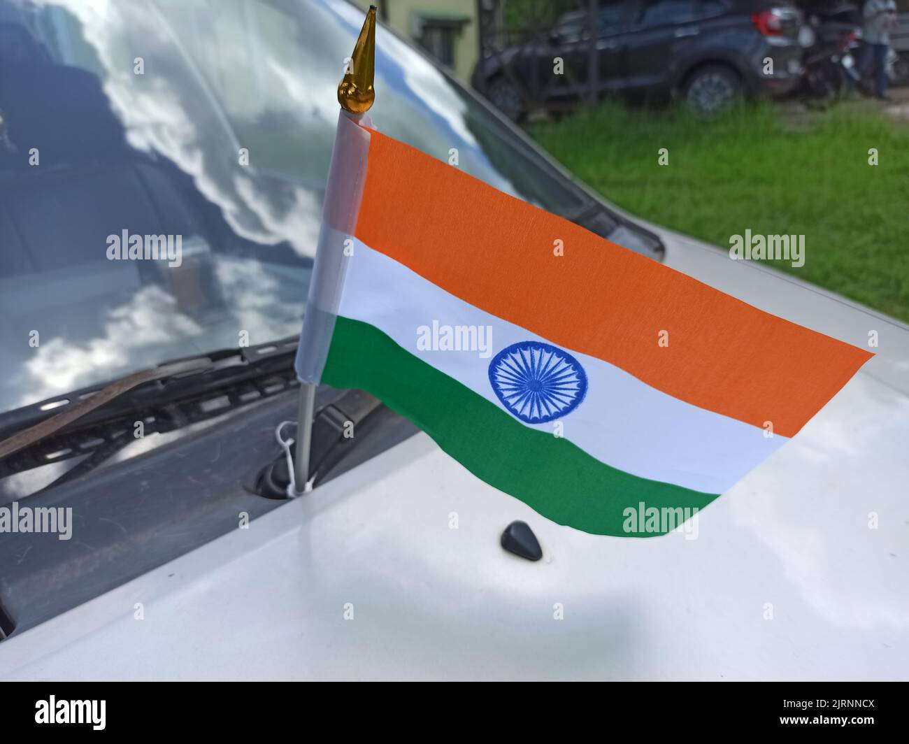 Drapeau indien fixé sur les essuie-glaces de pare-brise d'une voiture Banque D'Images