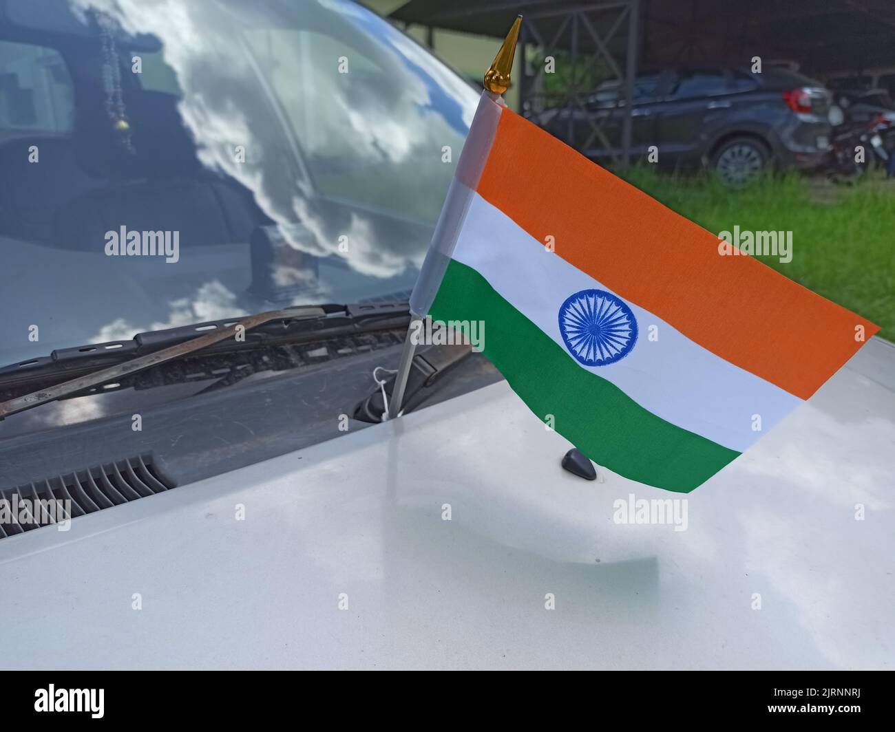 Drapeau indien fixé sur les essuie-glaces de pare-brise d'une voiture Banque D'Images