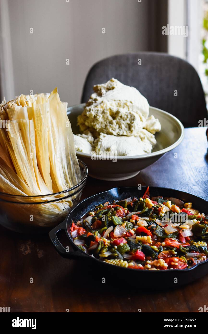 Gros plan vertical de masa de maïs, de cosse de maïs et de légumes rôtis pour la fabrication de tamales Banque D'Images