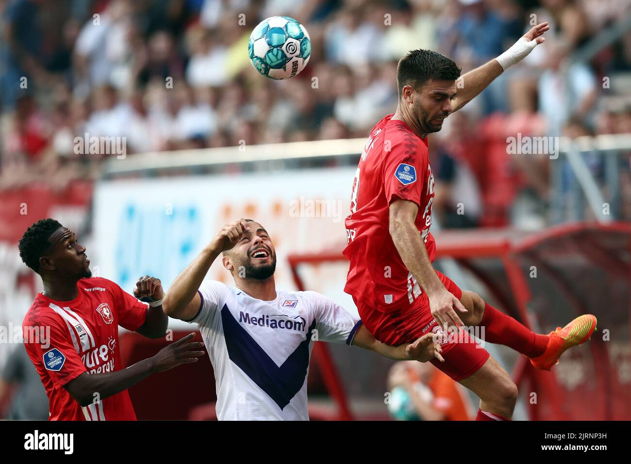 ENSCHEDE - (lr) Virgile Misidjan du FC Twente, Arthur Cabral de l'AFC Fiorentina, Robin Propper du FC Twente pendant le match de la Ligue des conférences de l'UEFA entre le FC Twente et la Fiorentina au stade de Grolsch Veste sur 25 août 2022 à Enschede, pays-Bas. ANP VINCENT JANNINK Banque D'Images