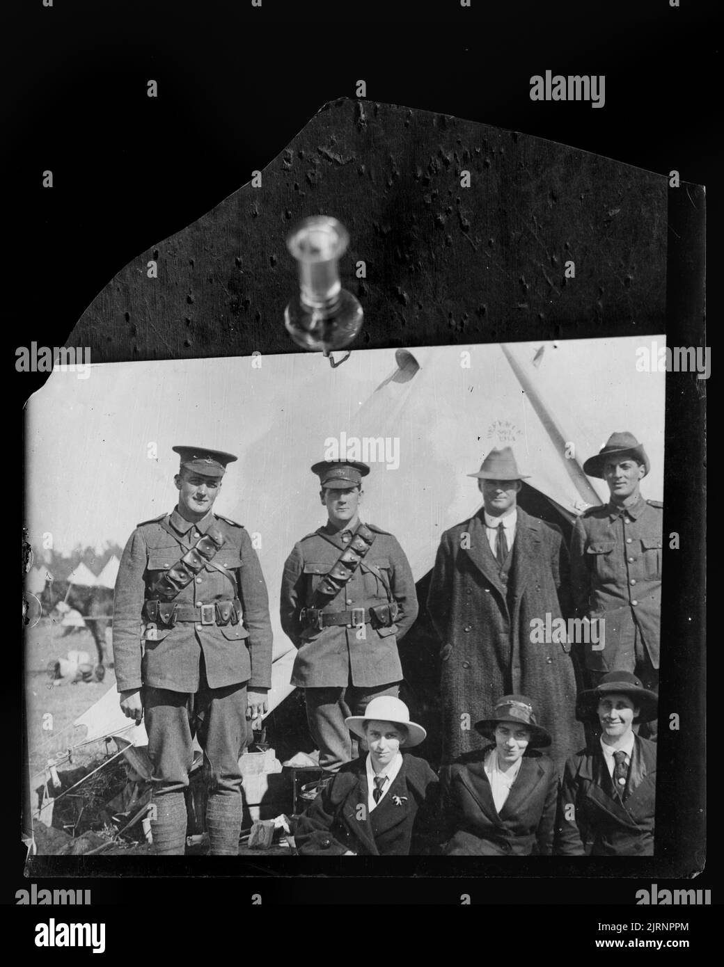 Soldats et civils, vers 1915, fabricant inconnu. Banque D'Images