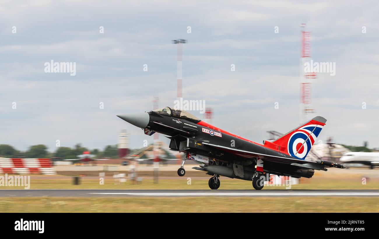 Le typhon FGR4 de la Royal Air Force «ZK914» prend son départ de RAF Fairford Banque D'Images