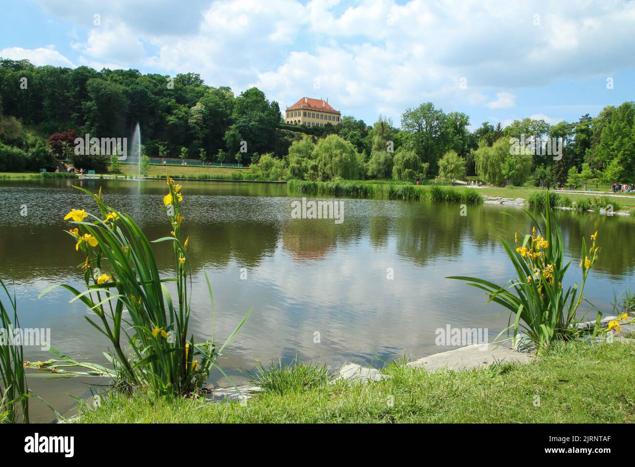 Le parc de la zone de détente et d'activités de Prague appelé 'Stromovka' (parc arboré) avec ses zones d'herbe, étangs et sentiers. Attraction pour les locaux an Banque D'Images