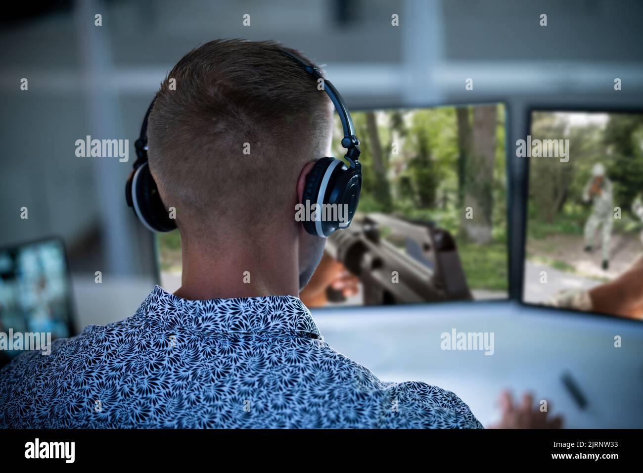 Jouer à un jeu vidéo la nuit. Jeu de tir vidéo Banque D'Images